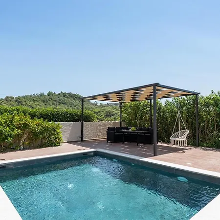 Dioni Pool House * Ялиссос